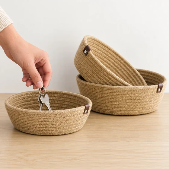 Runde Jute- und Baumwollregalkorb, 3 Größen — In der Hand